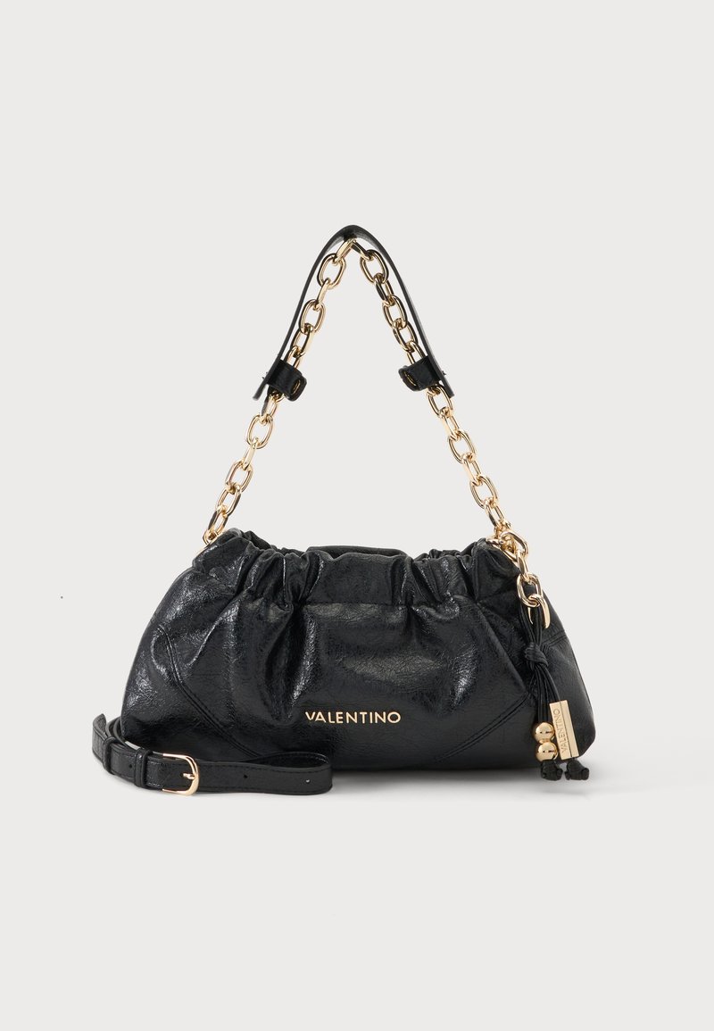 Μαύρη τσάντα Valentino με χρυσή αλυσίδα, ρυθμιζόμενο δερμάτινο λουράκι, ρυτιδωτό σχέδιο και χρυσό λογότυπο της μάρκας στο μπροστινό μέρος.