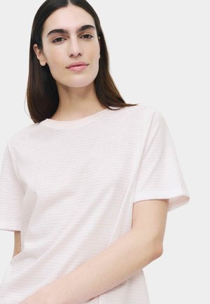 Jasnoróżowy t-shirt w paski wykonany z miękkiej tkaniny, z okrągłym dekoltem i krótkimi rękawami, o luźnym kroju i minimalistycznym designie.