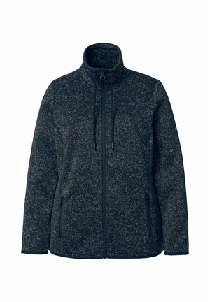 Tumma harmaa fleece-takki, jossa on korkea kaulus, täyspitkä vetoketju ja kaksi sivutaskua teksturoidulla pinnalla.