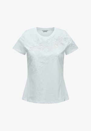 T-shirt blanc à manches courtes pour femme, col rond, avec une broderie florale subtile sur la poitrine et le haut côté droit.