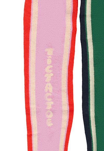Kleurrijke gebreide sjaal met brede verticale strepen in roze, rood, groen en marineblauw, met een zachte textuur en tekstdetails op de roze streep.