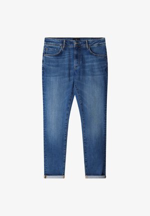 Blauwe denim jeans met een slim fit, vijf zakken en opgerolde zomen. De stof heeft een licht gewassen textuur en contrasterende stiksels.