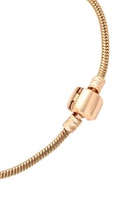 Bratara flexibilă din metal de culoare aurie, cu un închizător neted și rotund. Prezintă un design cu lanț texturat și o finisare lucioasă.