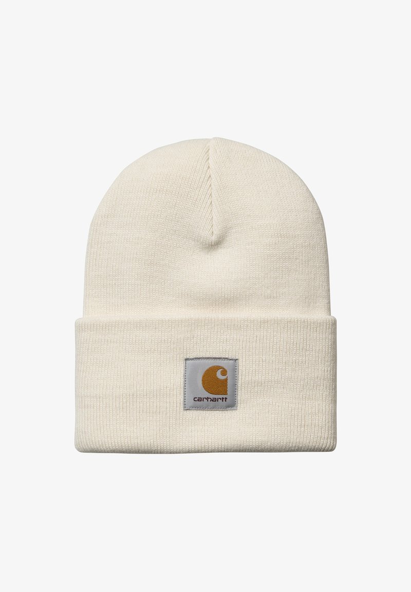 Gorro de punto color crema con vuelta, que presenta un parche cuadrado con logotipo en mostaza y gris.
