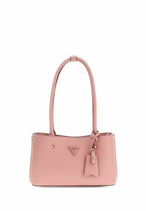 Sac à main Guess en cuir rose avec deux poignées, logo triangulaire et étiquette attachée sur fond blanc.