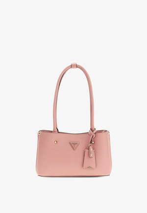 Sac à main Guess en cuir rose avec deux poignées, logo triangulaire et étiquette attachée sur fond blanc.