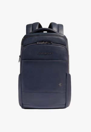 Marineblauer Leder-Rucksack mit zwei Schultergurten, Reißverschlusstaschen und einer Fronttasche. Verfügt über ein dezentes Logodetail auf der Vorderseite.