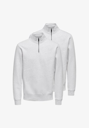 Zwei schlichte hellgraue Sweatshirts mit Viertel-Reißverschluss, hohen Kragen sowie gerippten Bündchen und Saum, dargestellt vor weißem Hintergrund.