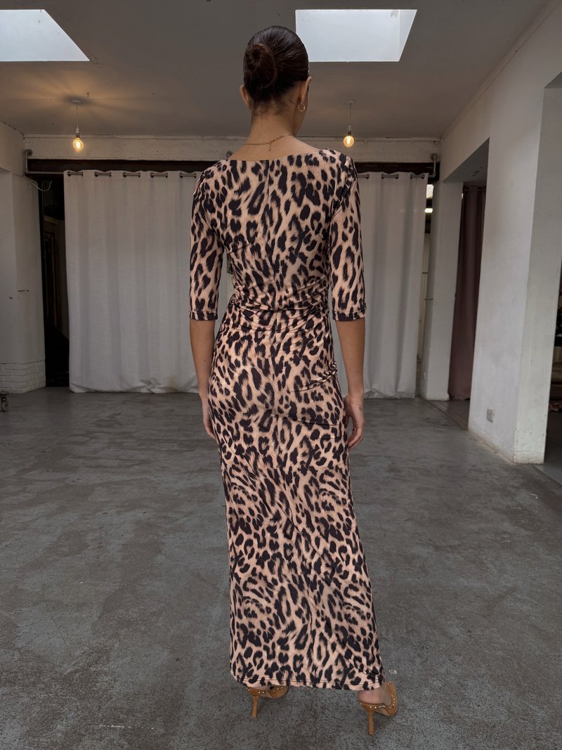 Maxi-kleid mit Leopardenmuster aus weichem Stoff, mit Dreiviertelärmeln und figurnaher Silhouette. Tan-farbene High Heels mit Nieten vervollständigen den Look.