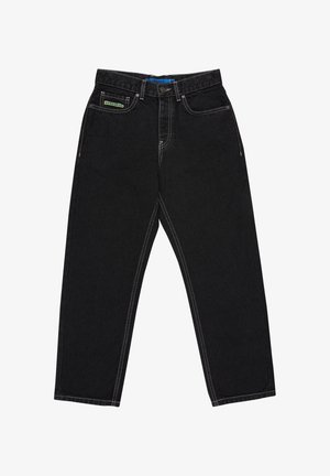 Schwarze locker sitzende Jeanshose mit weißer Naht, Knopf- und Reißverschluss sowie einem kleinen grünen Logo-Patch an der vorderen rechten Tasche.