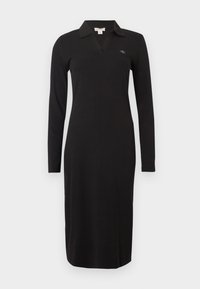 Schwarzes langärmliges Kleid mit Kragen, das ein V-Ausschnitt-Design und eine schlanke Passform aufweist. Das Material hat eine gerippte Textur. Enthält ein kleines Logodetail.