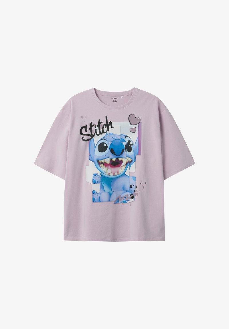 Camiseta de gran tamaño en color rosa claro con un gráfico de un personaje de dibujos animados azul con grandes ojos y dientes, adornado con corazones y texto negro.
