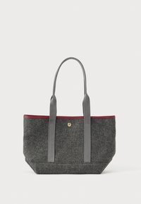 Γκρίζα τσάντα tote με μακριές γκρίζες λαβές, μπορντό περιθώριο στην κορυφή και ένα μικρό χρυσό κούμπωμα σε λευκό φόντο.