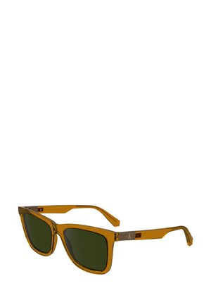 Braune transparente Sonnenbrille mit grünen Gläsern, rechteckiger Form, leicht winkligen Bügeln und silberfarbenen Metalldetails an den Armen.