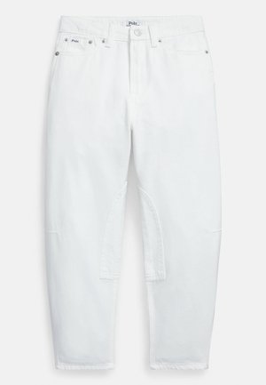 Fehér farmernadrág laza szabással, ötpocketes kialakítással és térdnél foltrészletekkel. A szövet sima, finom varrásdíszítéssel.