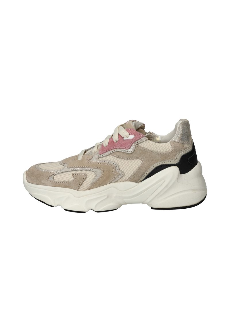Sneakers met een mix van lichtbeige suede en mesh, met roze en zwarte accenten, dikke witte zool, textuurontwerp en ronde vorm.