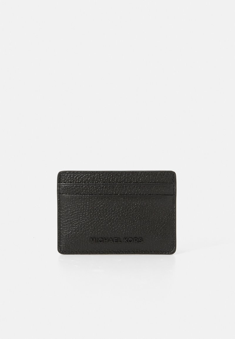 Porta-cartões em pele preta com superfície texturizada, apresentando quatro slots para cartões e uma marcação em relevo na parte da frente. Design minimalista.