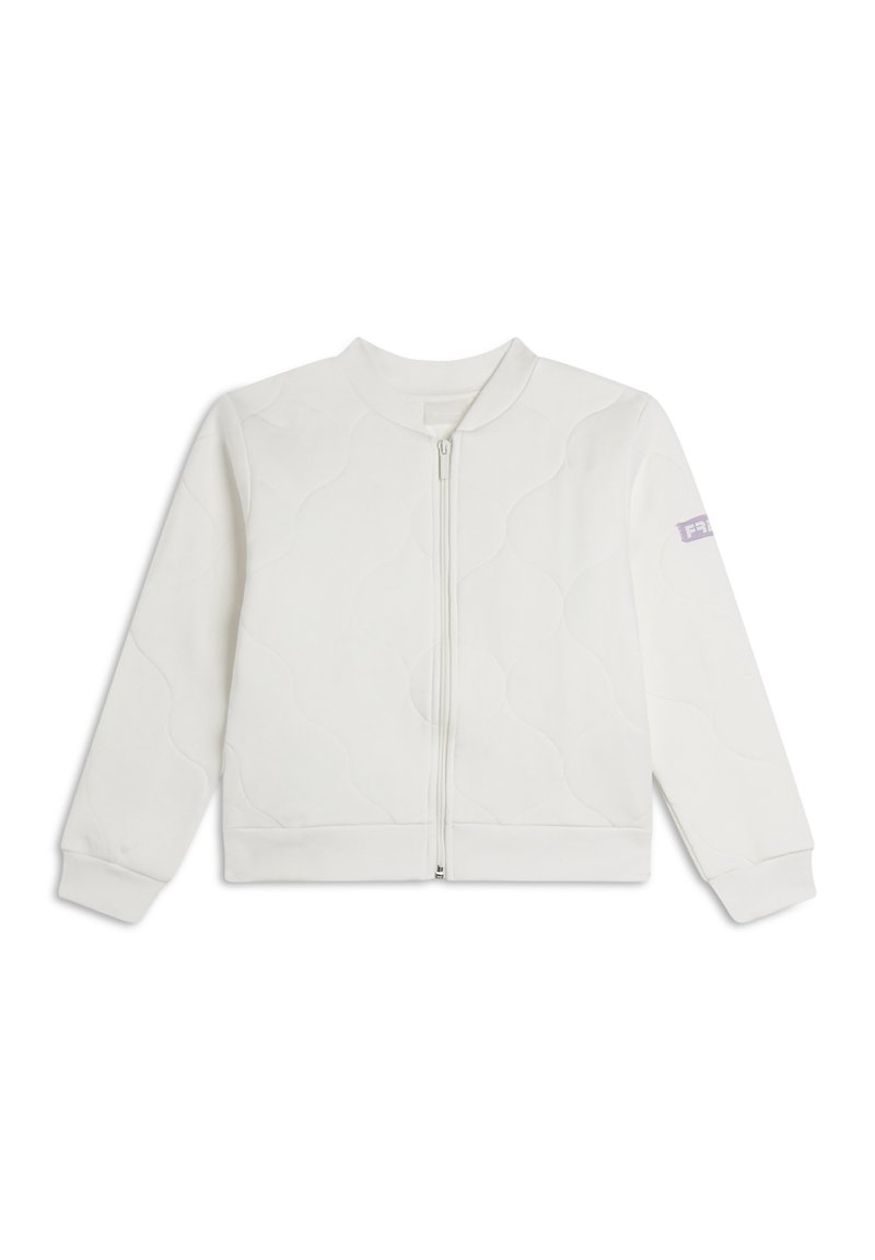 Chaqueta bomber blanca acolchada con cierre frontal de cremallera, puños y dobladillo acanalados, y un pequeño parche con logo en la manga izquierda. Tejido suave y texturizado.