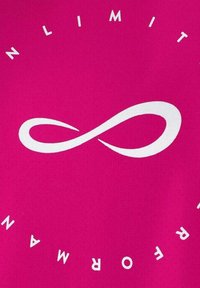 Witte oneindigheidssymbool gecentreerd op een magenta achtergrond met de woorden "LIMITED FORMATION" in een boog eromheen.
