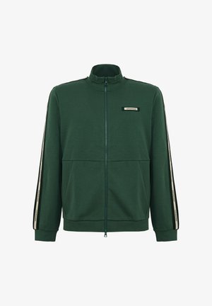 Groen trainingsjack met ritssluiting, opstaande kraag, zijzakken en contrasterende wit-zwarte gestreepte tape op de mouwen met bedrukte merknaam.