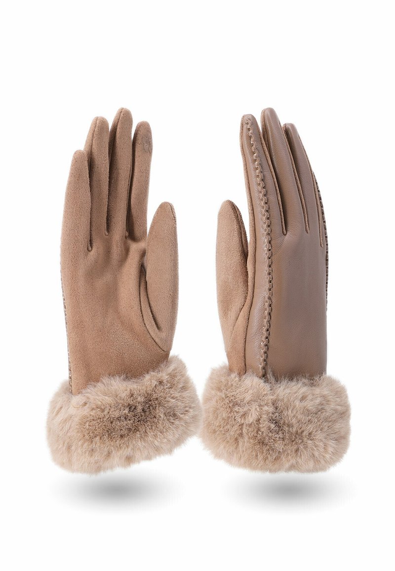 Un paio di guanti invernali beige con polsini in pelliccia, uno con palmo in suede e l'altro con retro in pelle liscia con cuciture decorative.