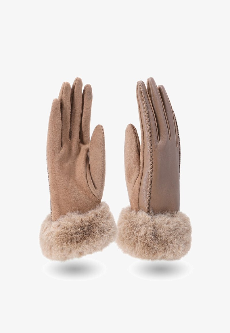 Un paio di guanti invernali beige con polsini in pelliccia, uno con palmo in suede e l'altro con retro in pelle liscia con cuciture decorative.