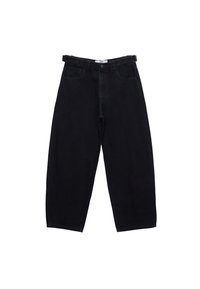 Pantalones de algodón negros de pierna ancha con una cintura alta, que cuentan con presillas para cinturón, bolsillos laterales y una cremallera. Textura suave con un diseño sencillo.
