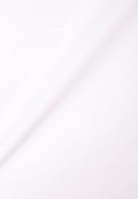 Tessuto di cotone bianco con una texture liscia e leggermente a coste, che presenta una leggerissima lucentezza e una morbida caduta, ideale per abbigliamento informale.