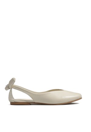 Kremowy, płaski but z zakrzywionym noskiem, odkrytą piętą oraz dekoracyjnym węzłem na tylnym pasku, z płaską gumową podeszwą.