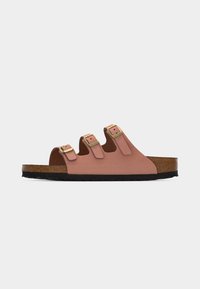 Ροζ σανδάλι με τρεις ρυθμιζόμενες χρυσές πόρπες, πέλμα από φελλό και μαύρη υφή σόλα, από πλάγια όψη.