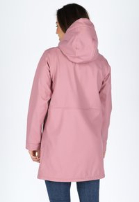 Parka impermeabile rosa con cappuccio, maniche lunghe e taglio dritto. Presenta una texture liscia e una ventola posteriore per una maggiore mobilità.