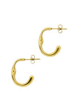 Cercei mici cerc din metal auriu, cu design curbat neregulat și închideri cu știft, pe fundal alb.