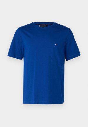 Blauwe katoenen T-shirt met een ronde hals, korte mouwen en een klein geborduurd logo op de linkerkant van de borst. Soepele textuur en klassieke snit.