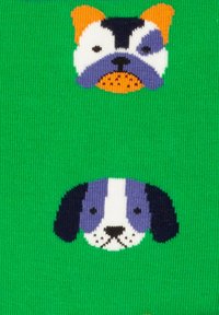 Tela verde con un patrón que presenta dos caras de perros de dibujos animados. El perro de arriba tiene una oreja naranja, y el perro de abajo tiene un diseño en blanco y negro.