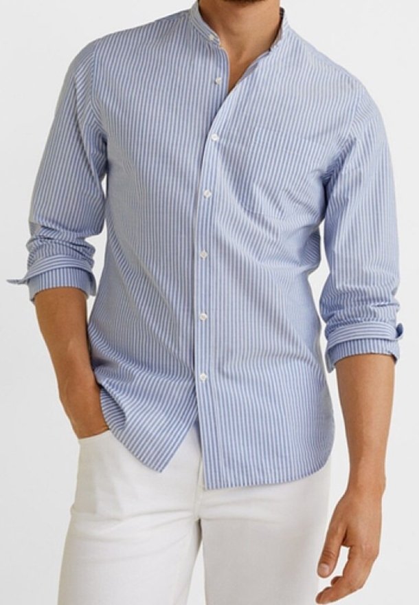 Camicia a righe blu e bianche con colletto alla cinese e maniche lunghe, realizzata in tessuto leggero. Presenta un design slim fit.