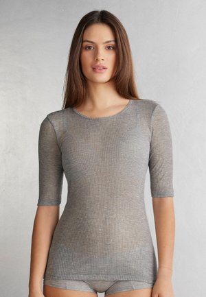 Grijze geribbelde top met korte mouwen, gemaakt van een semi-doorzichtige stof. Heeft een ronde halslijn en een slim fit ontwerp.