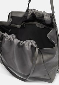 Graue Leder-Tote-Tasche mit gerafftem Öffnung, Reißverschlusstasche und glatter Textur. Verfügt über einen Schulterriemen und minimalistisches Design.