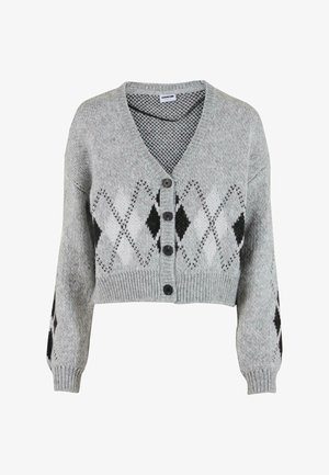 Szary, krótkie kardigan o dekolcie w szpic, zapinany na guziki, z diamentowym wzorem w czerni i bieli. Wykonany z teksturowanej dzianiny, z prążkowanymi mankietami.