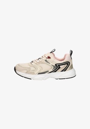 Beige en roze sportschoen met mesh- en suèdepanelen, zwarte en rode accenten, witte zool en lussentabs aan tong en hiel.