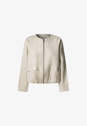 Cazadora bomber de lino beige con cuello redondo, cremallera frontal y dos bolsillos delanteros. Corte relajado, tejido texturizado, diseño minimalista.