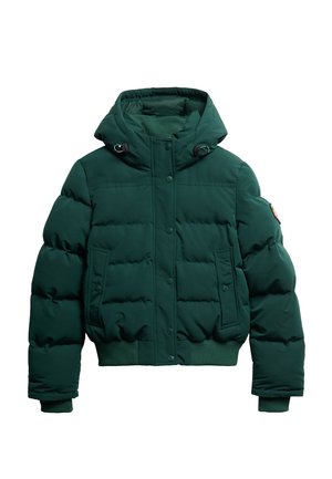 Groene donzen jas met capuchon, voorzien van knoopsluiting aan de voorkant, elastische manchetten en twee voorzakken, weergegeven op een witte achtergrond.