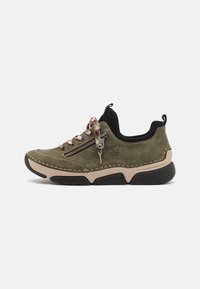 Sneaker en daim vert avec une semelle beige et noire. Dispose de lacets décoratifs et d'une fermeture éclair sur le côté. Forme arrondie, accents de couture.