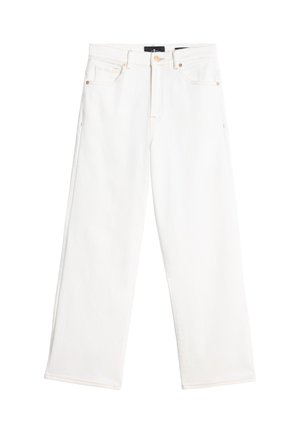 Witte jeans met rechte pijpen, vijf zakken, knoopsluiting en riemlussen, plat weergegeven op een witte achtergrond.