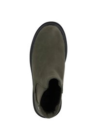 Botín de ante verde oliva con suela de goma negra y paneles elásticos laterales, con punta redondeada y textura suave.