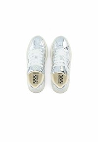 Sneaker argentate metallizzate con superficie testurizzata, lacci bianchi e dettaglio del logo sul lato; suola piatta in gomma e collo imbottito.