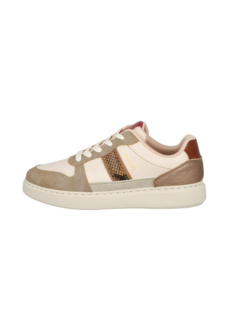 Zapatillas con materiales mixtos, incluyendo ante beige y cuero, con un acento de piel de serpiente, cordones beige y una suela color crema ligeramente elevada.