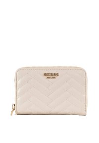 Cartera acolchada beige con un patrón de espiga, herrajes en tono dorado y cierre de cremallera. Presenta el logotipo en la parte frontal, con una textura de cuero suave.