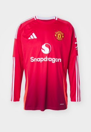 Rode voetbaltrui met lange mouwen en witte strepen, met een ronde hals, Manchester United-embleem en Snapdragon-logo in het midden.