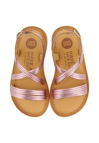 Sandali in pelle metallica rosa con cinturini incrociati e plantare in pelle beige. Design con punta arrotondata e costruzione leggera.