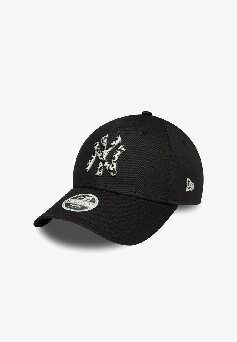 Casquette noire avec une visière arrondie, ornée d'un logo "NY" brodé en léopard texturé à l'avant, et une étiquette logo sur le côté.